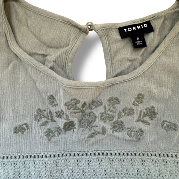 Torrid Crinkle Gauze Embroidered Top Sz 0X (14W) EUC - Picture 6 of 11